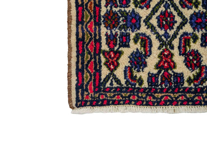 Handgeknüpfter, persischer Hamedan Dorfteppich aus Wolle von Khademi. Größe: 85 x 53 cm. Farbe: Cremeweiß. Verkauf durch JUPITER Intl.