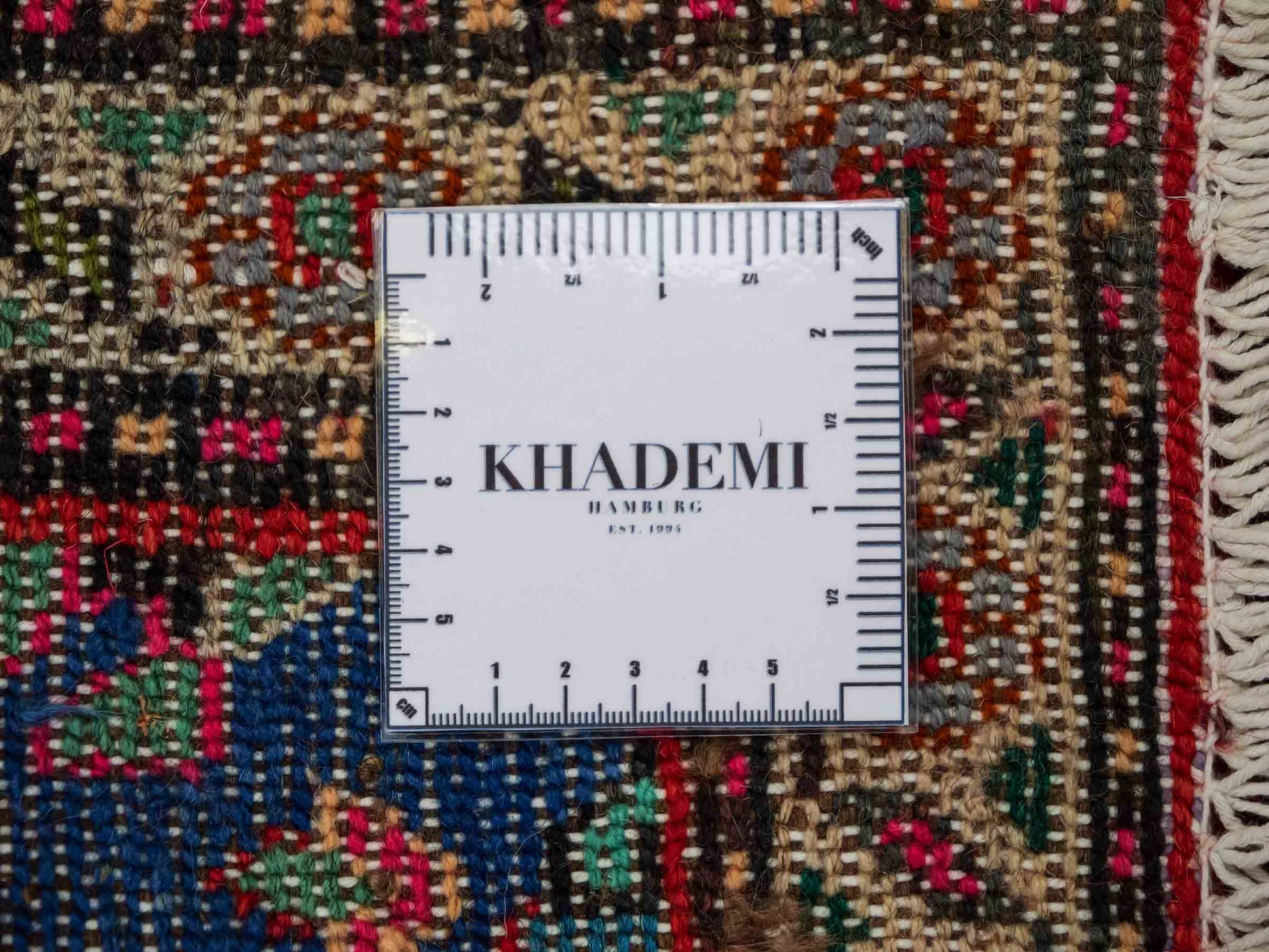 Handgeknüpfter, persischer Hamedan Dorfteppich aus Wolle von Khademi. Größe: 86 x 55 cm. Farbe: Rot. Verkauf durch JUPITER Intl.