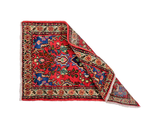 Handgeknüpfter, persischer Hamedan Dorfteppich aus Wolle von Khademi. Größe: 86 x 55 cm. Farbe: Rot. Verkauf durch JUPITER Intl.
