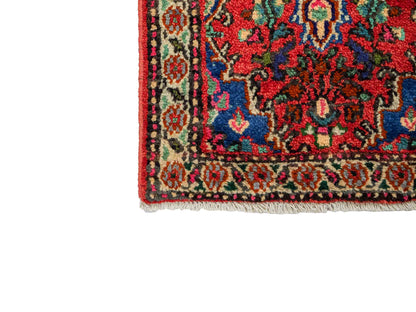 Handgeknüpfter, persischer Hamedan Dorfteppich aus Wolle von Khademi. Größe: 86 x 55 cm. Farbe: Rot. Verkauf durch JUPITER Intl.