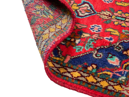 Handgeknüpfter, persischer Hamedan Dorfteppich aus Wolle von Khademi. Größe: 86 x 61 cm. Farbe: Rot. Verkauf durch JUPITER Intl.