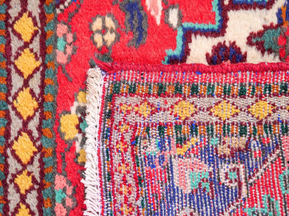 Handgeknüpfter, persischer Hamedan Dorfteppich aus Wolle von Khademi. Größe: 86 x 61 cm. Farbe: Rot. Verkauf durch JUPITER Intl.