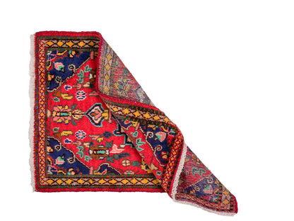 Handgeknüpfter, persischer Hamedan Dorfteppich aus Wolle von Khademi. Größe: 86 x 61 cm. Farbe: Rot. Verkauf durch JUPITER Intl.