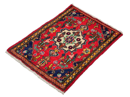 Handgeknüpfter, persischer Hamedan Dorfteppich aus Wolle von Khademi. Größe: 86 x 61 cm. Farbe: Rot. Verkauf durch JUPITER Intl.