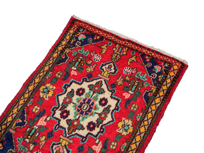 Handgeknüpfter, persischer Hamedan Dorfteppich aus Wolle von Khademi. Größe: 86 x 61 cm. Farbe: Rot. Verkauf durch JUPITER Intl.