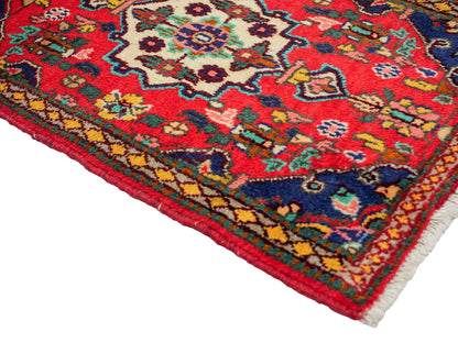 Handgeknüpfter, persischer Hamedan Dorfteppich aus Wolle von Khademi. Größe: 86 x 61 cm. Farbe: Rot. Verkauf durch JUPITER Intl.