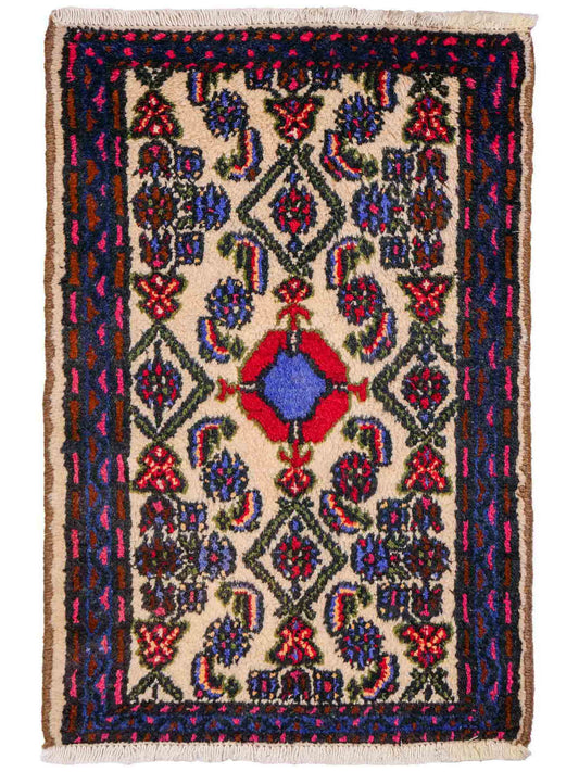 Handgeknüpfter, persischer Hamedan Dorfteppich aus Wolle von Khademi. Größe: 87 x 54 cm. Farbe: Cremeweiß, blau. Verkauf durch JUPITER Intl.
