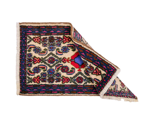 Handgeknüpfter, persischer Hamedan Dorfteppich aus Wolle von Khademi. Größe: 87 x 54 cm. Farbe: Cremeweiß, blau. Verkauf durch JUPITER Intl.
