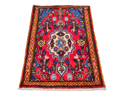 Handgeknüpfter, persischer Hamedan Dorfteppich aus Wolle von Khademi. Größe: 87 x 58 cm. Farbe: Rot. Verkauf durch JUPITER Intl.