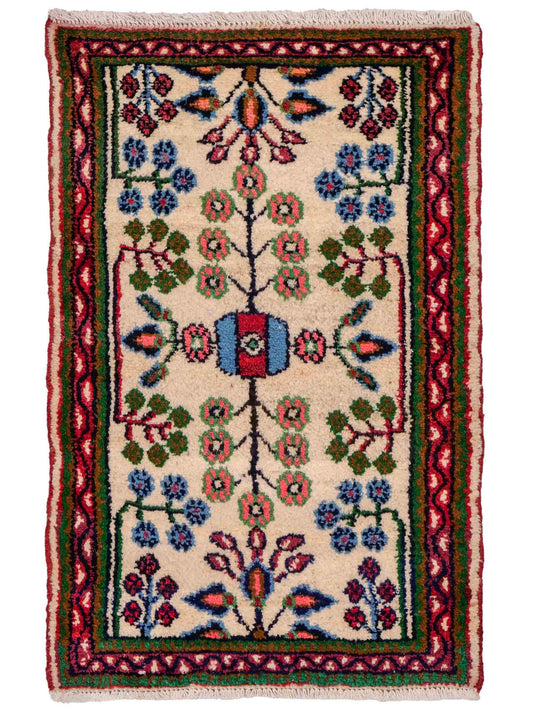 Handgeknüpfter, persischer Hamedan Dorfteppich aus Wolle von Khademi. Größe: 88 x 54 cm. Farbe: Cremeweiß. Verkauf durch JUPITER Intl.