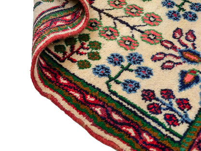Handgeknüpfter, persischer Hamedan Dorfteppich aus Wolle von Khademi. Größe: 88 x 54 cm. Farbe: Cremeweiß. Verkauf durch JUPITER Intl.