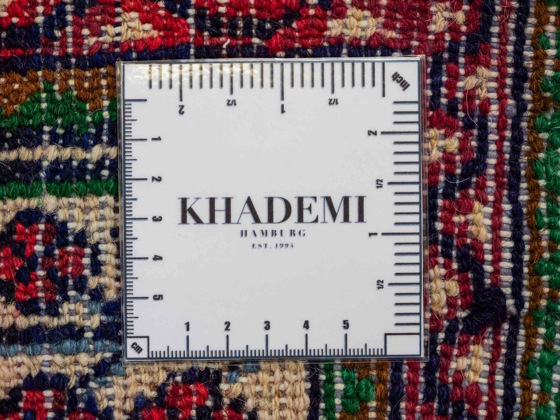 Handgeknüpfter, persischer Hamedan Dorfteppich aus Wolle von Khademi. Größe: 88 x 54 cm. Farbe: Cremeweiß. Verkauf durch JUPITER Intl.