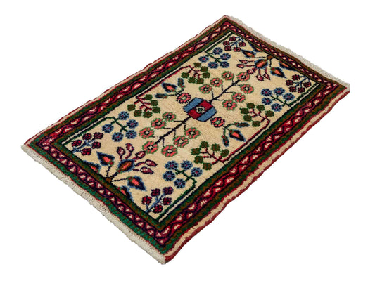 Handgeknüpfter, persischer Hamedan Dorfteppich aus Wolle von Khademi. Größe: 88 x 54 cm. Farbe: Cremeweiß. Verkauf durch JUPITER Intl.