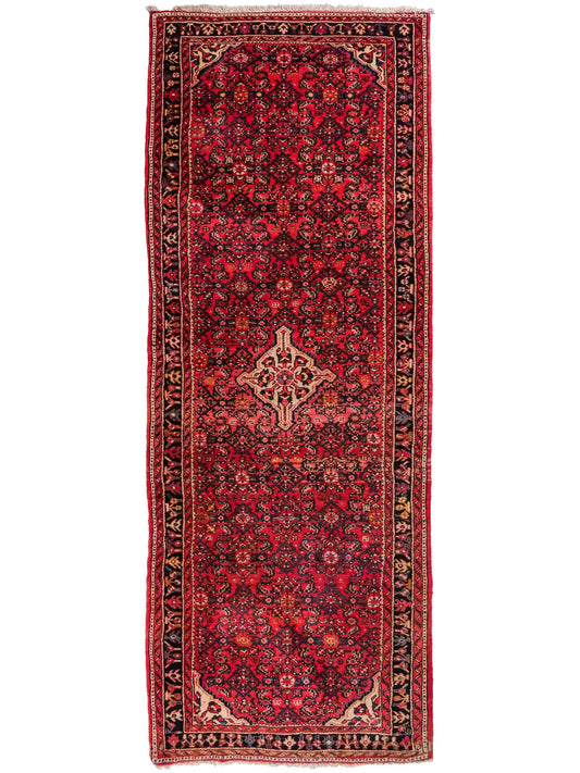 Feiner, handgeknüpfter, persischer Hosseinabad/Hamedan Dorfteppich aus Wolle von Khademi. Farbe: Rot. 306 x 105 cm. Vertrieb durch JUPITER Intl.