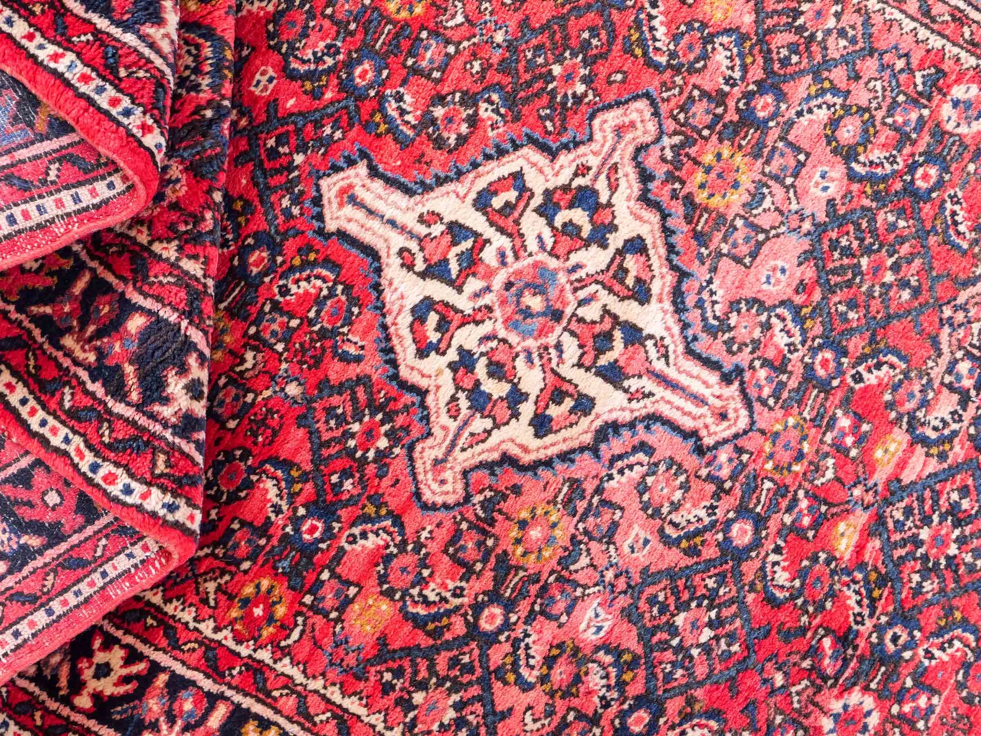Feiner, handgeknüpfter, persischer Hosseinabad/Hamedan Dorfteppich aus Wolle von Khademi. Farbe: Rot. 306 x 105 cm. Vertrieb durch JUPITER Intl.