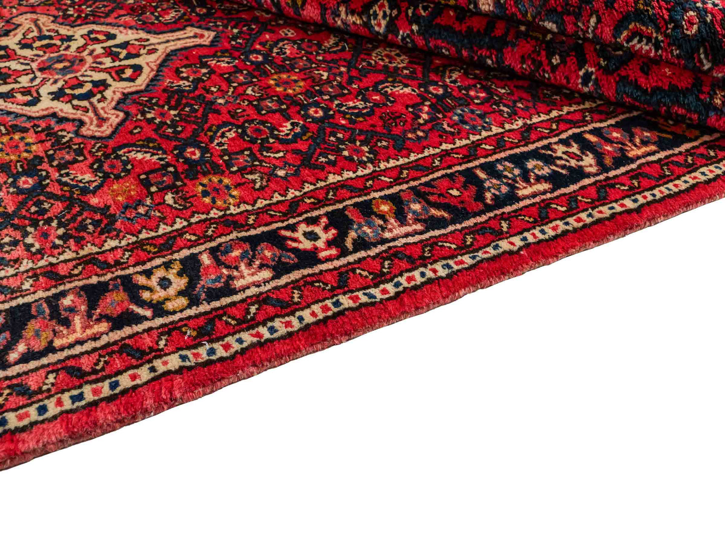 Feiner, handgeknüpfter, persischer Hosseinabad/Hamedan Dorfteppich aus Wolle von Khademi. Farbe: Rot. 306 x 105 cm. Vertrieb durch JUPITER Intl.