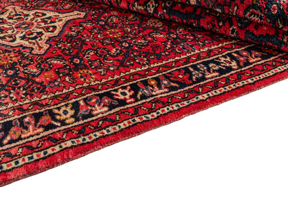 Feiner, handgeknüpfter, persischer Hosseinabad/Hamedan Dorfteppich aus Wolle von Khademi. Farbe: Rot. 306 x 105 cm. Vertrieb durch JUPITER Intl.