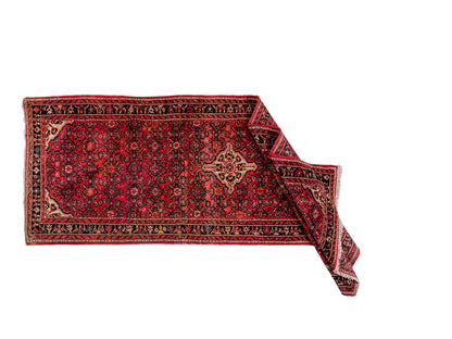 Feiner, handgeknüpfter, persischer Hosseinabad/Hamedan Dorfteppich aus Wolle von Khademi. Farbe: Rot. 306 x 105 cm. Vertrieb durch JUPITER Intl.
