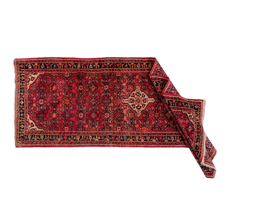 Feiner, handgeknüpfter, persischer Hosseinabad/Hamedan Dorfteppich aus Wolle von Khademi. Farbe: Rot. 306 x 105 cm. Vertrieb durch JUPITER Intl.