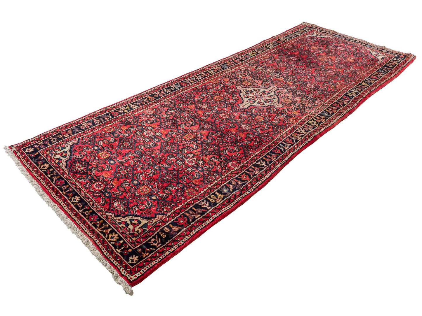 Feiner, handgeknüpfter, persischer Hosseinabad/Hamedan Dorfteppich aus Wolle von Khademi. Farbe: Rot. 306 x 105 cm. Vertrieb durch JUPITER Intl.