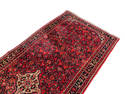 Feiner, handgeknüpfter, persischer Hosseinabad/Hamedan Dorfteppich aus Wolle von Khademi. Farbe: Rot. 306 x 105 cm. Vertrieb durch JUPITER Intl.