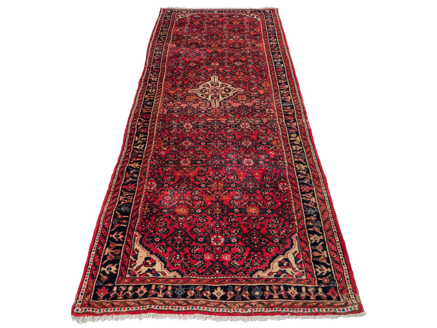 Feiner, handgeknüpfter, persischer Hosseinabad/Hamedan Dorfteppich aus Wolle von Khademi. Farbe: Rot. 306 x 105 cm. Vertrieb durch JUPITER Intl.