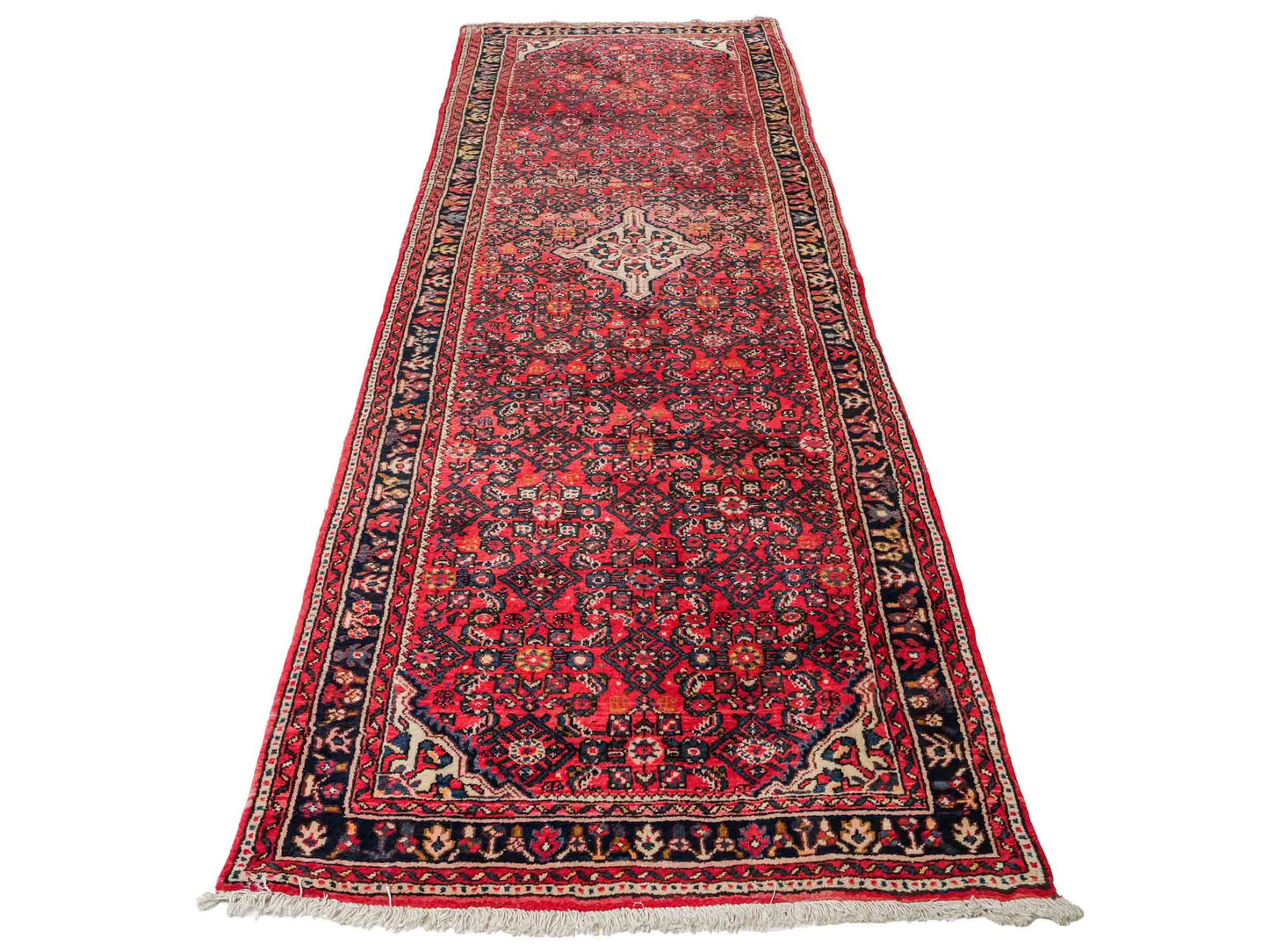 Feiner, handgeknüpfter, persischer Hosseinabad/Hamedan Dorfteppich aus Wolle von Khademi. Farbe: Rot. 306 x 105 cm. Vertrieb durch JUPITER Intl.