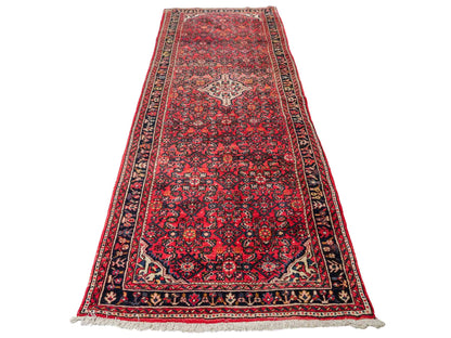Feiner, handgeknüpfter, persischer Hosseinabad/Hamedan Dorfteppich aus Wolle von Khademi. Farbe: Rot. 306 x 105 cm. Vertrieb durch JUPITER Intl.