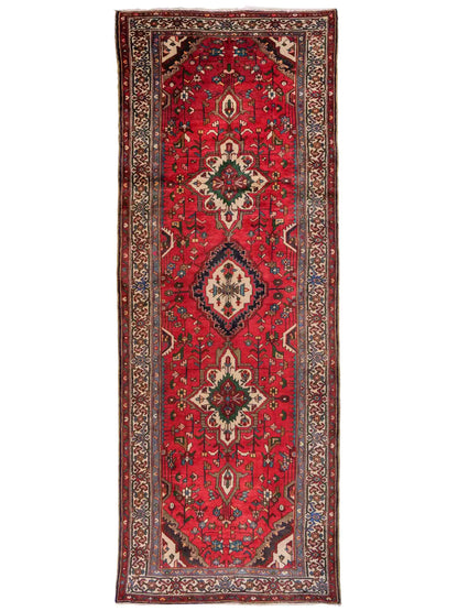 Feiner, handgeknüpfter, persischer Hosseinabad/Hamedan Dorfteppich aus Wolle von Khademi. Farbe: Rot. 339 x 113 cm. Vertrieb durch JUPITER Intl.