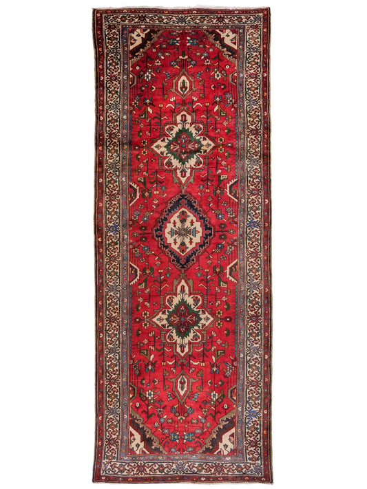 Feiner, handgeknüpfter, persischer Hosseinabad/Hamedan Dorfteppich aus Wolle von Khademi. Farbe: Rot. 339 x 113 cm. Vertrieb durch JUPITER Intl.