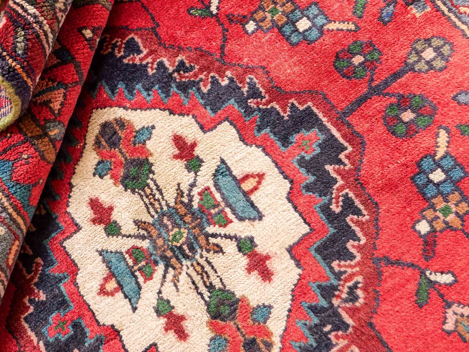 Feiner, handgeknüpfter, persischer Hosseinabad/Hamedan Dorfteppich aus Wolle von Khademi. Farbe: Rot. 339 x 113 cm. Vertrieb durch JUPITER Intl.