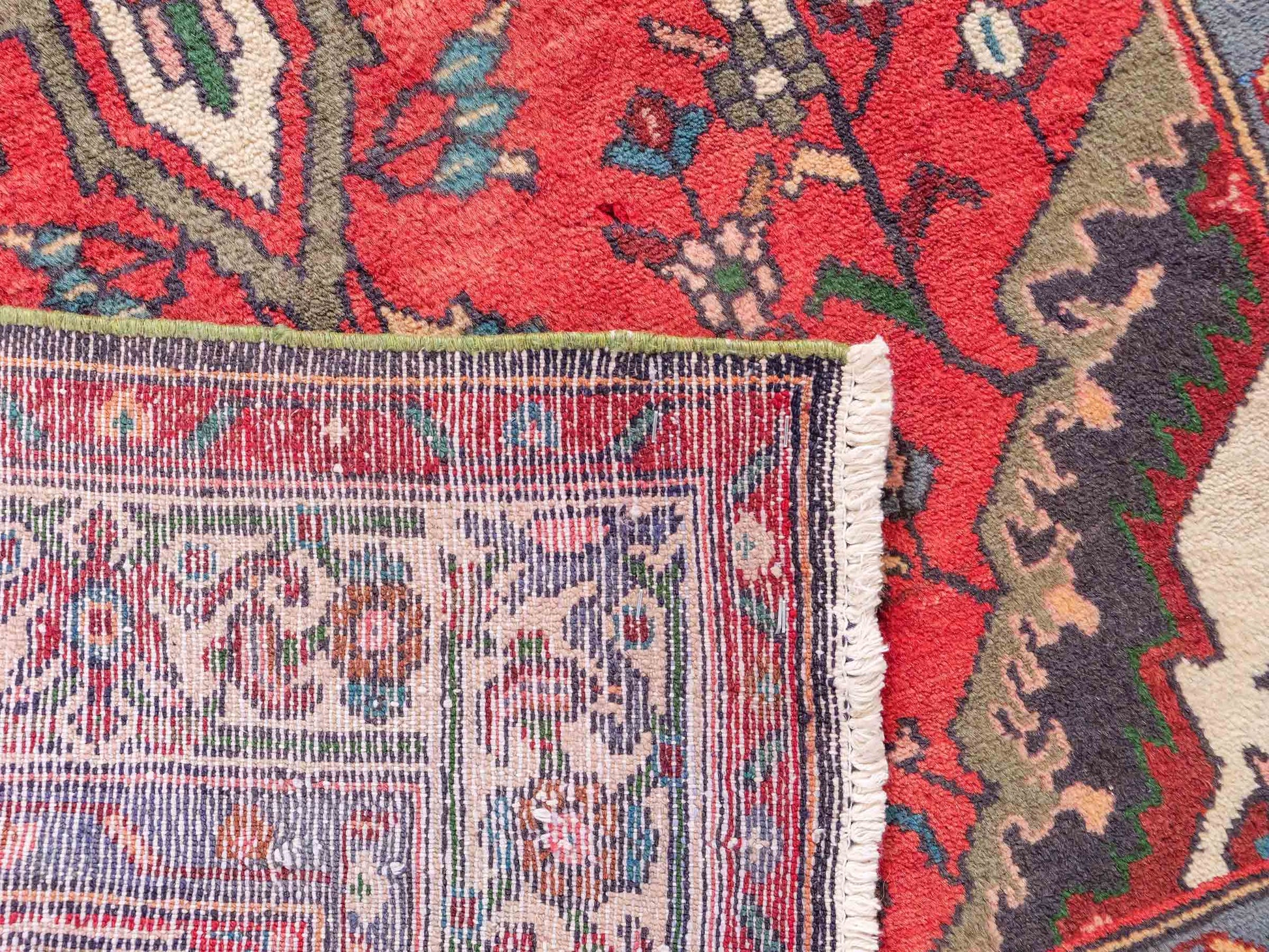 Feiner, handgeknüpfter, persischer Hosseinabad/Hamedan Dorfteppich aus Wolle von Khademi. Farbe: Rot. 339 x 113 cm. Vertrieb durch JUPITER Intl.