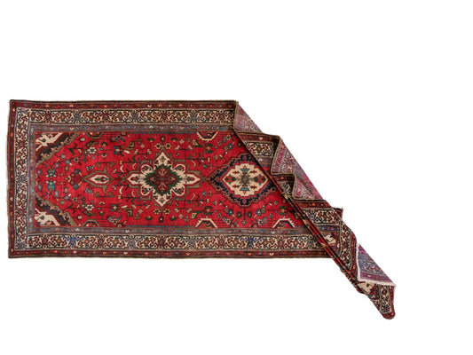 Feiner, handgeknüpfter, persischer Hosseinabad/Hamedan Dorfteppich aus Wolle von Khademi. Farbe: Rot. 339 x 113 cm. Vertrieb durch JUPITER Intl.