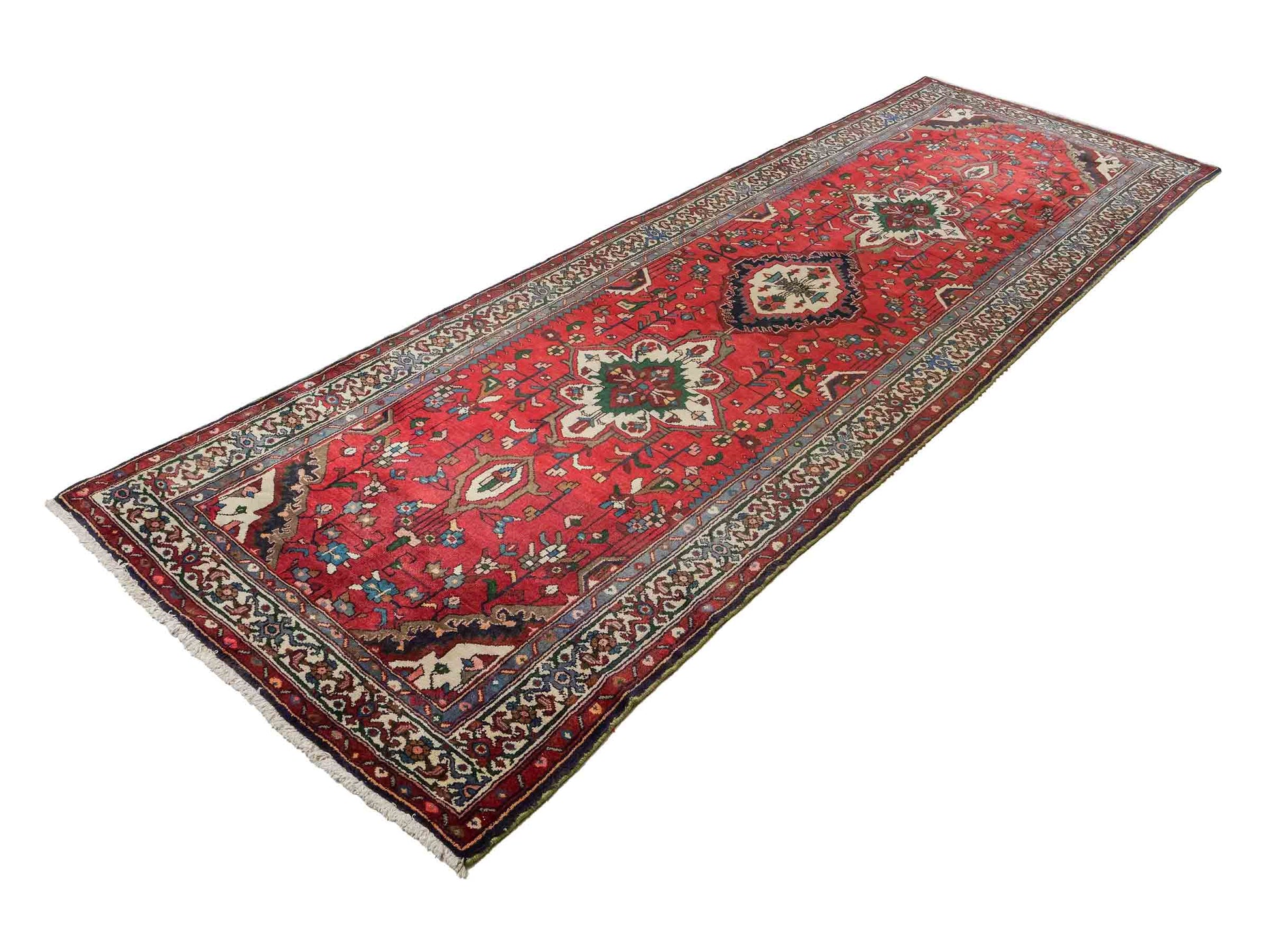 Feiner, handgeknüpfter, persischer Hosseinabad/Hamedan Dorfteppich aus Wolle von Khademi. Farbe: Rot. 339 x 113 cm. Vertrieb durch JUPITER Intl.