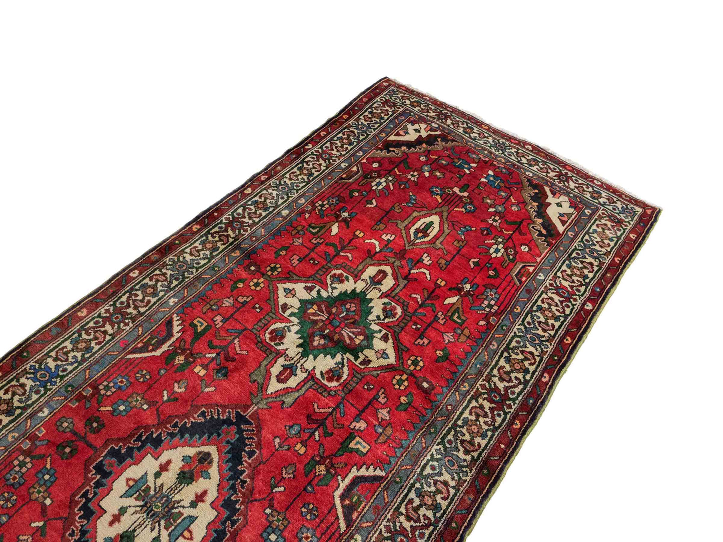 Feiner, handgeknüpfter, persischer Hosseinabad/Hamedan Dorfteppich aus Wolle von Khademi. Farbe: Rot. 339 x 113 cm. Vertrieb durch JUPITER Intl.