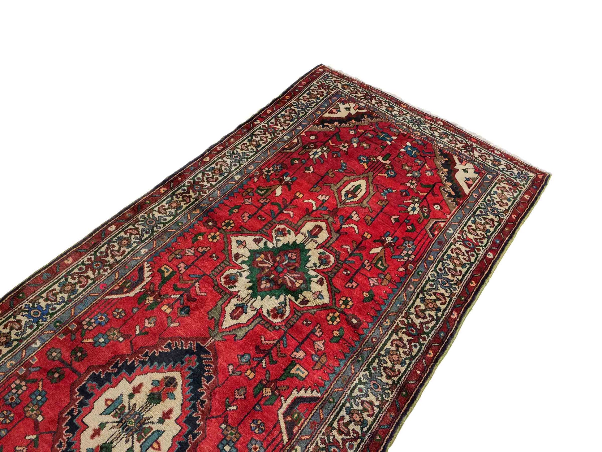 Feiner, handgeknüpfter, persischer Hosseinabad/Hamedan Dorfteppich aus Wolle von Khademi. Farbe: Rot. 339 x 113 cm. Vertrieb durch JUPITER Intl.