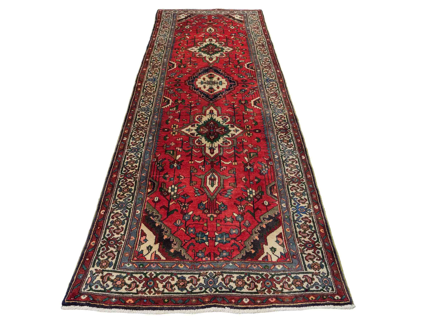 Feiner, handgeknüpfter, persischer Hosseinabad/Hamedan Dorfteppich aus Wolle von Khademi. Farbe: Rot. 339 x 113 cm. Vertrieb durch JUPITER Intl.