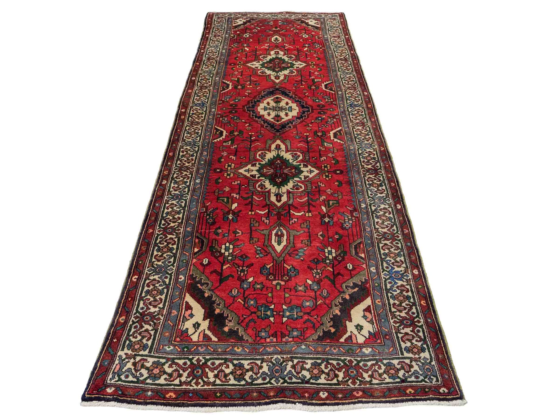 Feiner, handgeknüpfter, persischer Hosseinabad/Hamedan Dorfteppich aus Wolle von Khademi. Farbe: Rot. 339 x 113 cm. Vertrieb durch JUPITER Intl.