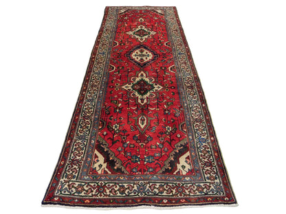 Feiner, handgeknüpfter, persischer Hosseinabad/Hamedan Dorfteppich aus Wolle von Khademi. Farbe: Rot. 339 x 113 cm. Vertrieb durch JUPITER Intl.