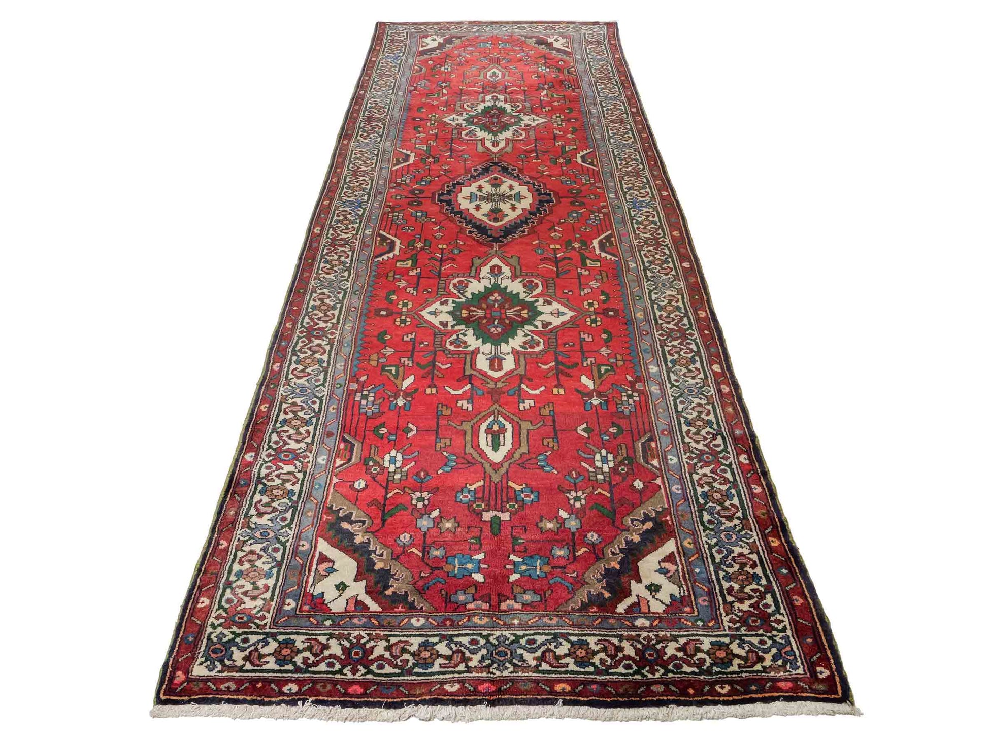 Feiner, handgeknüpfter, persischer Hosseinabad/Hamedan Dorfteppich aus Wolle von Khademi. Farbe: Rot. 339 x 113 cm. Vertrieb durch JUPITER Intl.