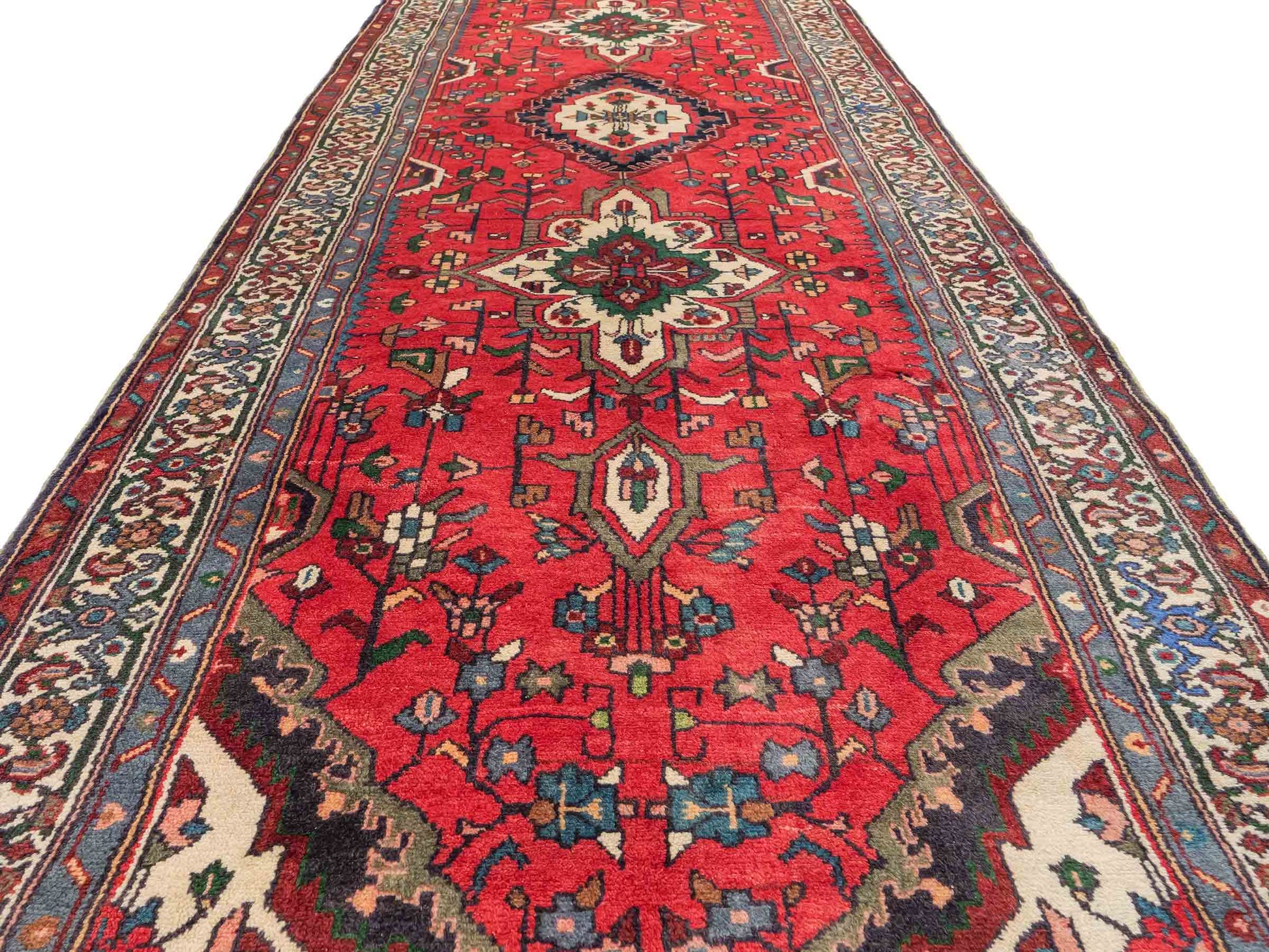 Feiner, handgeknüpfter, persischer Hosseinabad/Hamedan Dorfteppich aus Wolle von Khademi. Farbe: Rot. 339 x 113 cm. Vertrieb durch JUPITER Intl.
