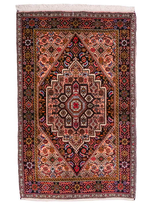 Handgeknüpfter Gholtogh Dorfteppich von Khademi aus Wolle, beige. Feiner, kurdischer Nomadenteppich mit geometrischem Medaillon. Orientteppich, von Hand geknüpft in Iran. Größe: 130 cm x 80 cm. Teppichnummer: SB3-1008 | Jupiter Intl.