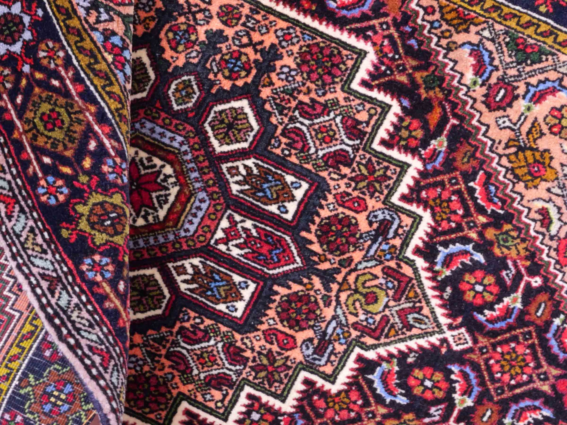 Handgeknüpfter Gholtogh Dorfteppich von Khademi aus Wolle, beige. Feiner, kurdischer Nomadenteppich mit geometrischem Medaillon. Orientteppich, von Hand geknüpft in Iran. Größe: 130 cm x 80 cm. Teppichnummer: SB3-1008 | Jupiter Intl.