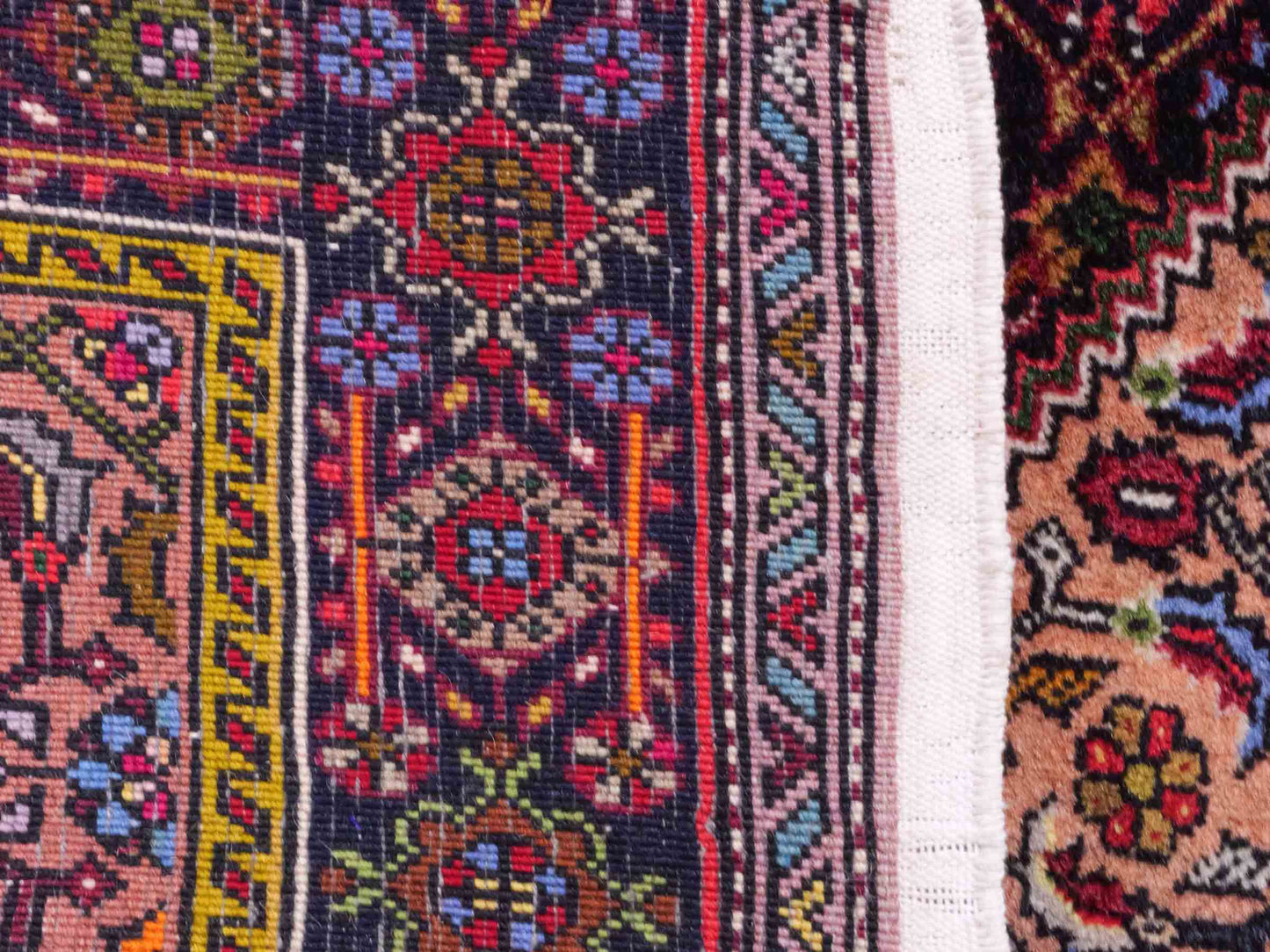 Handgeknüpfter Gholtogh Dorfteppich von Khademi aus Wolle, beige. Feiner, kurdischer Nomadenteppich mit geometrischem Medaillon. Orientteppich, von Hand geknüpft in Iran. Größe: 130 cm x 80 cm. Teppichnummer: SB3-1008 | Jupiter Intl.