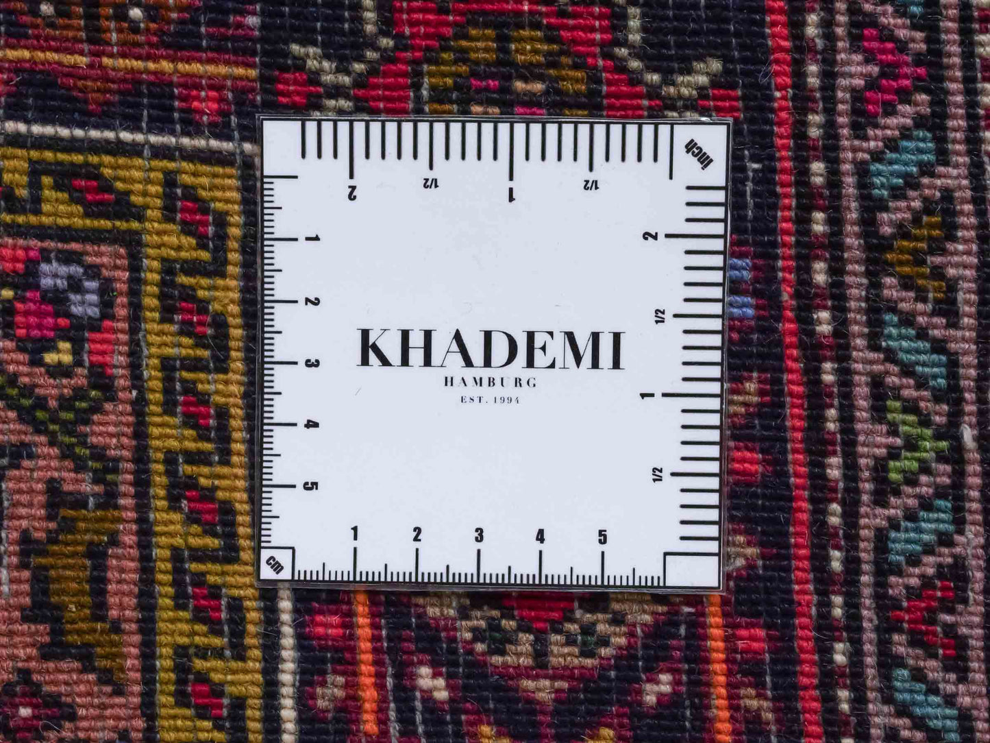 Handgeknüpfter Gholtogh Dorfteppich von Khademi aus Wolle, beige. Feiner, kurdischer Nomadenteppich mit geometrischem Medaillon. Orientteppich, von Hand geknüpft in Iran. Größe: 130 cm x 80 cm. Teppichnummer: SB3-1008 | Jupiter Intl.