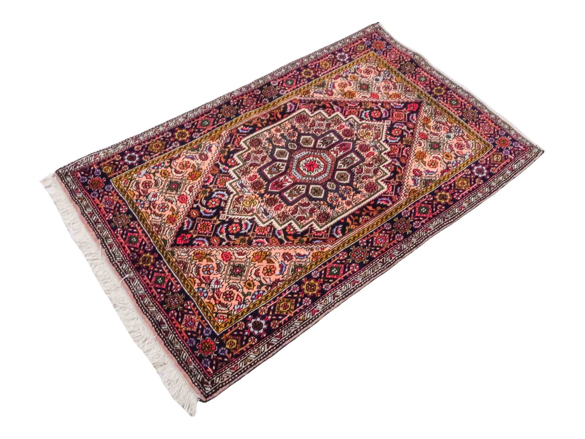 Handgeknüpfter Gholtogh Dorfteppich von Khademi aus Wolle, beige. Feiner, kurdischer Nomadenteppich mit geometrischem Medaillon. Orientteppich, von Hand geknüpft in Iran. Größe: 130 cm x 80 cm. Teppichnummer: SB3-1008 | Jupiter Intl.