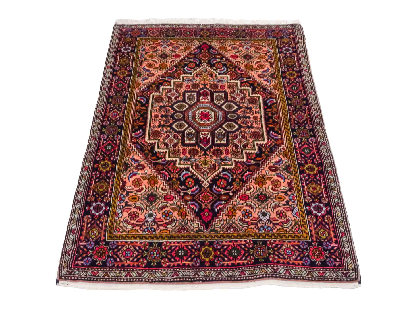 Handgeknüpfter Gholtogh Dorfteppich von Khademi aus Wolle, beige. Feiner, kurdischer Nomadenteppich mit geometrischem Medaillon. Orientteppich, von Hand geknüpft in Iran. Größe: 130 cm x 80 cm. Teppichnummer: SB3-1008 | Jupiter Intl.