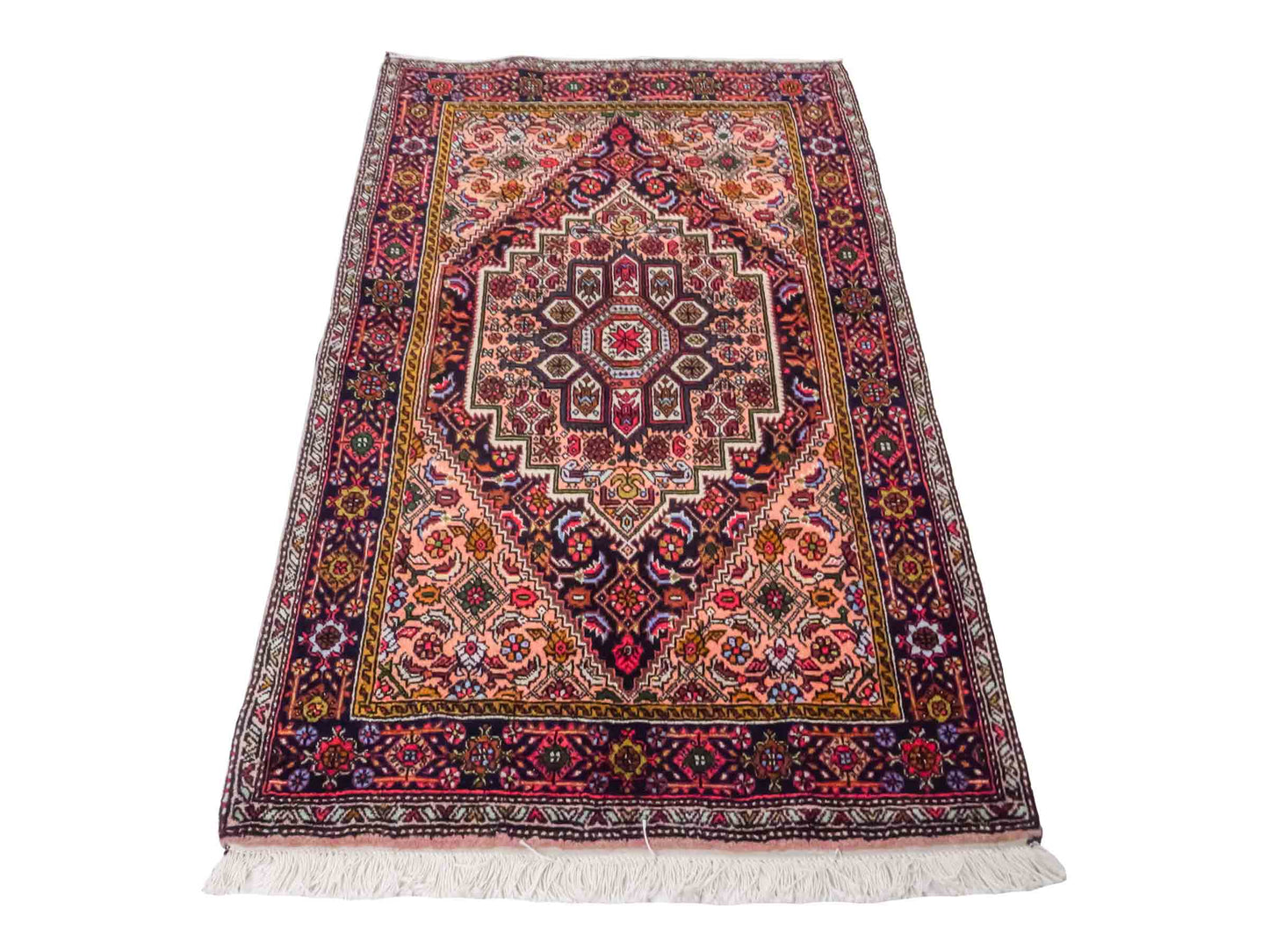 Handgeknüpfter Gholtogh Dorfteppich von Khademi aus Wolle, beige. Feiner, kurdischer Nomadenteppich mit geometrischem Medaillon. Orientteppich, von Hand geknüpft in Iran. Größe: 130 cm x 80 cm. Teppichnummer: SB3-1008 | Jupiter Intl.
