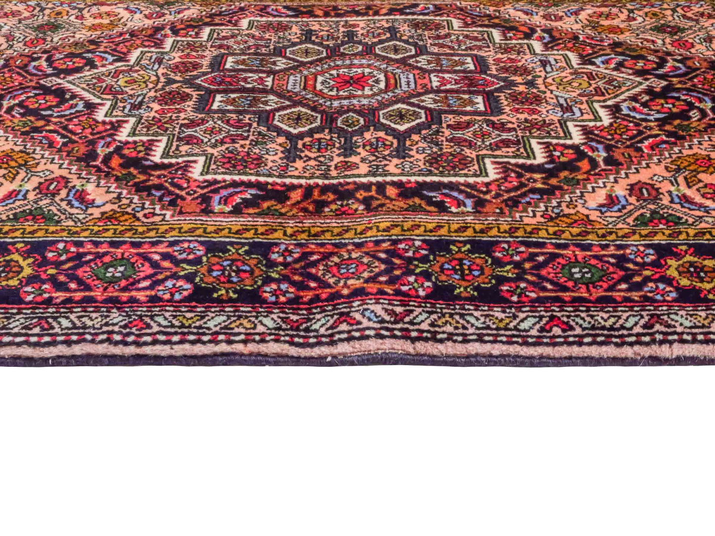 Handgeknüpfter Gholtogh Dorfteppich von Khademi aus Wolle, beige. Feiner, kurdischer Nomadenteppich mit geometrischem Medaillon. Orientteppich, von Hand geknüpft in Iran. Größe: 130 cm x 80 cm. Teppichnummer: SB3-1008 | Jupiter Intl.