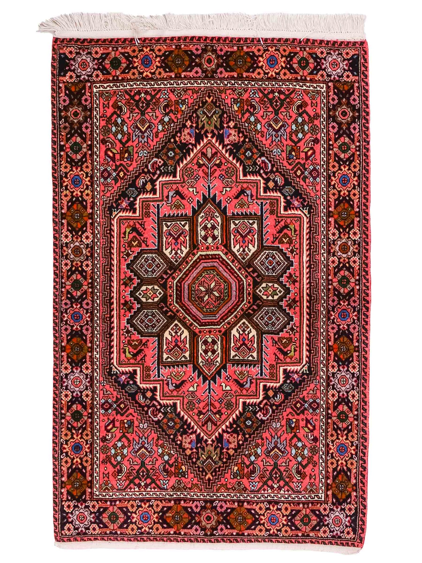 Handgeknüpfter Gholtogh Dorfteppich von Khademi aus Wolle, rot. Feiner, kurdischer Nomadenteppich mit geometrischem Medaillon. Orientteppich, von Hand geknüpft in Iran. Größe: 131 cm x 74 cm. Teppichnummer: SB3-1007 Jupiter Intl.